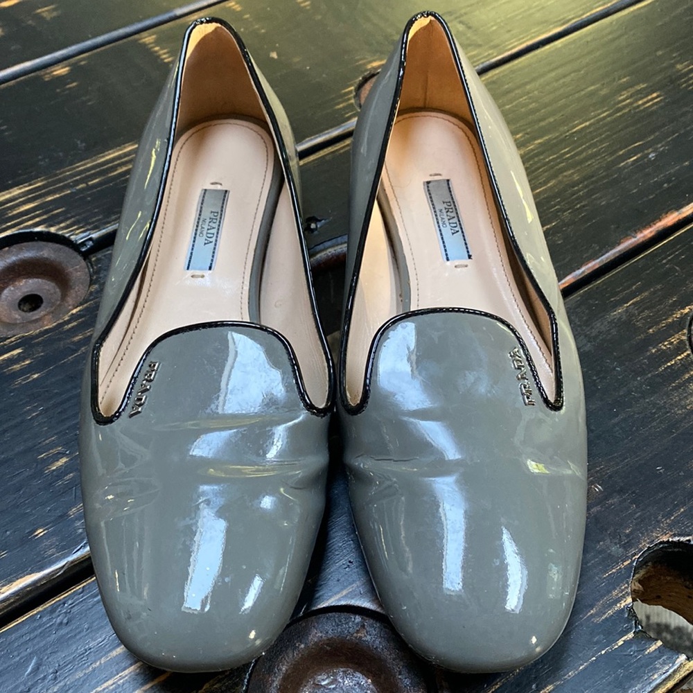 Prada Calzature Donna Flats in Gray & Black